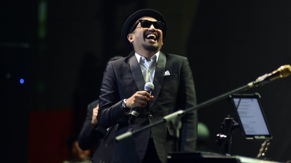 Glenn Fredly tertawa saat menghibur penggemar konser